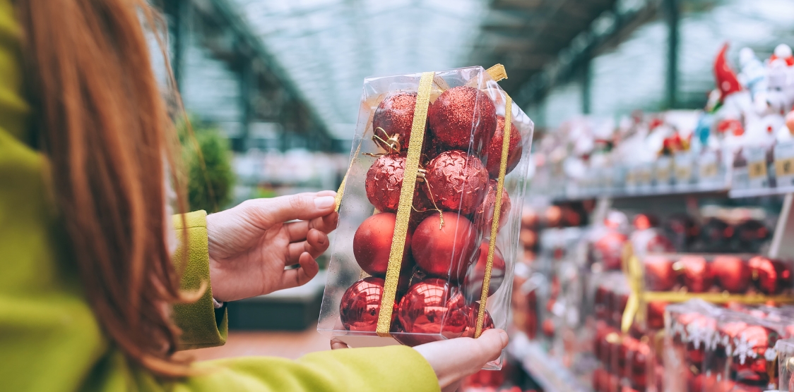 HOLIDAY DECORATION FOR RETAIL SPACES